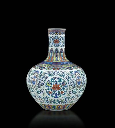 Raro e Magnifico Grande Vaso Tianqiuping in Porcellana a Smalti Doucai con Decori Floreali e Cara...
