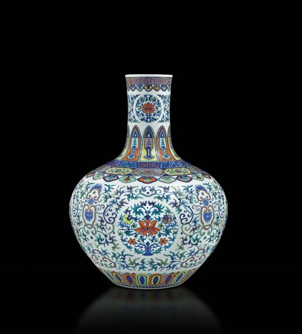 Raro e magnifico grande vaso Tianqiuping in porcellana a smalti Doucai con decori floreali e caratteri  [..]