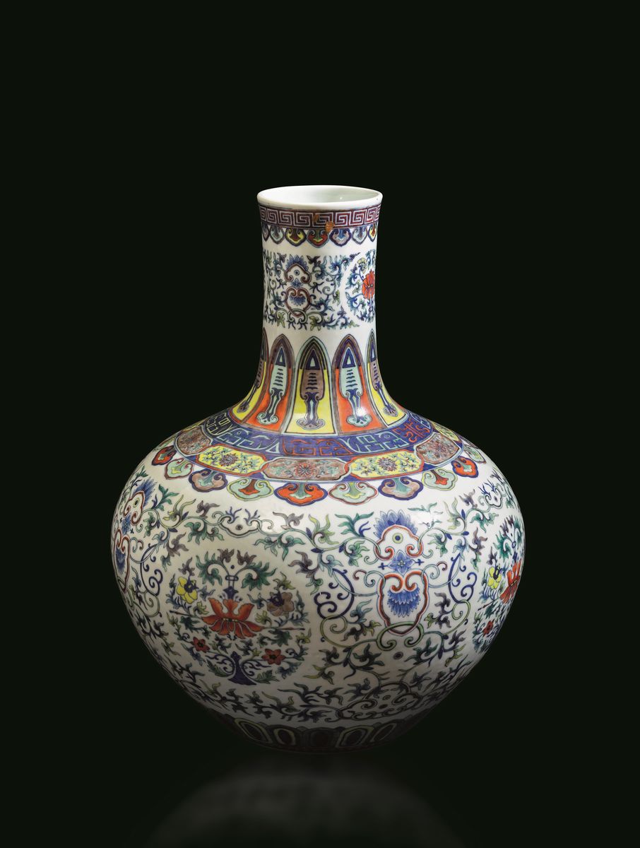 Raro e Magnifico Grande Vaso Tianqiuping in Porcellana a Smalti Doucai con Decori Floreali e Cara...
