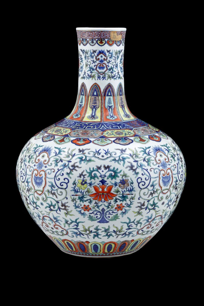 Raro e Magnifico Grande Vaso Tianqiuping in Porcellana a Smalti Doucai con Decori Floreali e Cara...