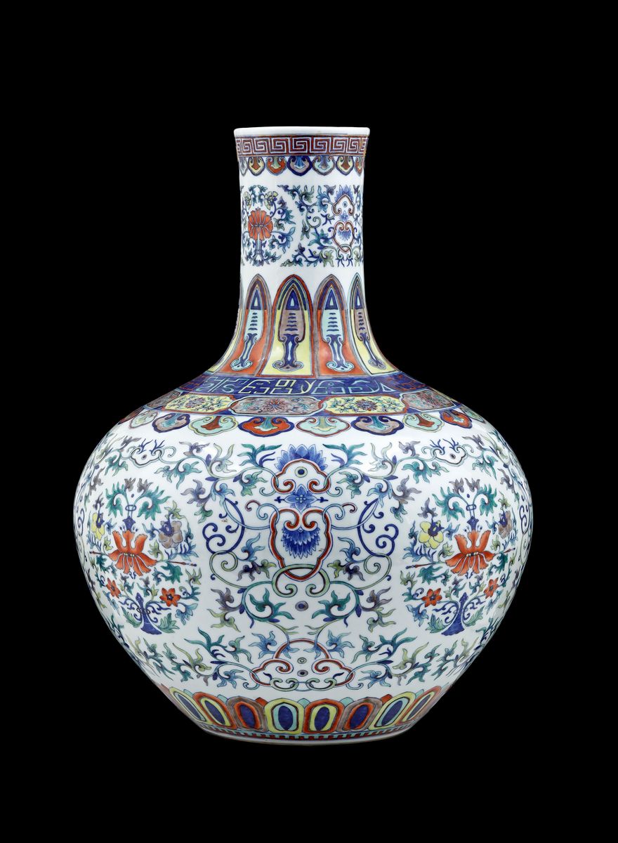Raro e Magnifico Grande Vaso Tianqiuping in Porcellana a Smalti Doucai con Decori Floreali e Cara...