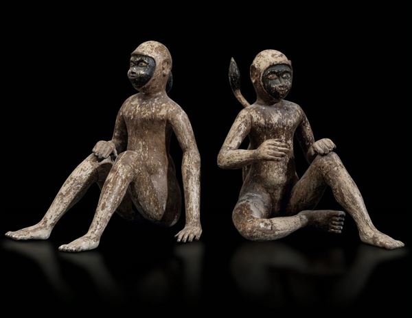 Coppia di scimmie sedute in legno laccato con maschera a motivi arcaici, Tibet/India del nord, XIV-XV secolo