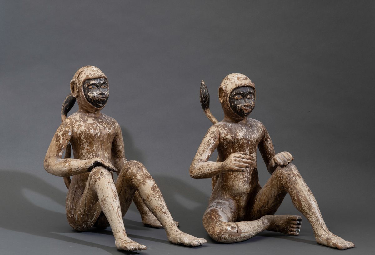 Coppia di Scimmie Sedute in Legno Laccato con Maschera a Motivi Arcaici, Tibet/india del Nord, XI...