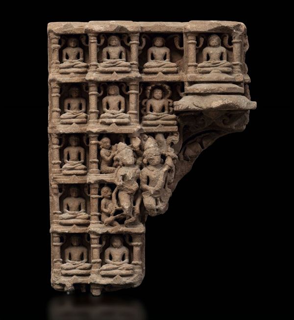 Frammento di fregio scolpito in pietra con figure di Tirthankaras, Area Ovest dell'India, XI-XII secolo