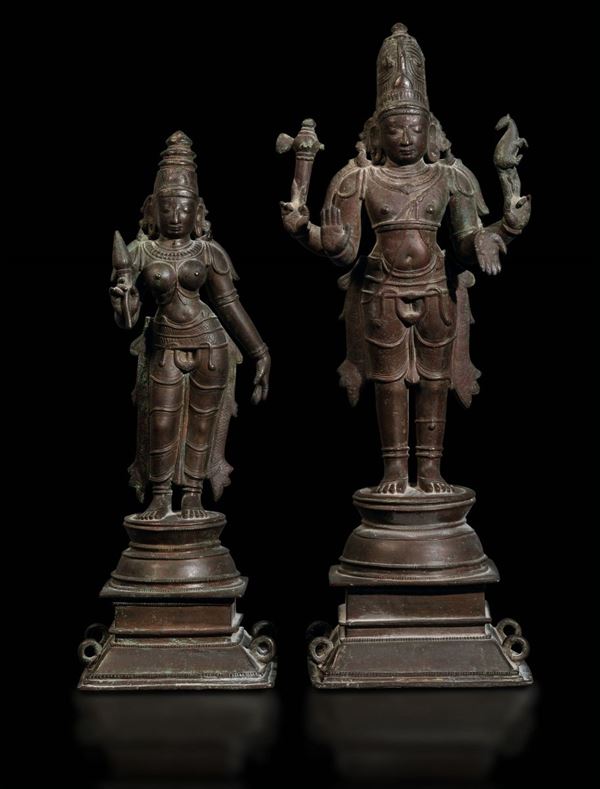 Due sculture in bronzo raffiguranti Parvati e Shiva in forma di Chandrasekhara, Sud India, Dinastia  [..]