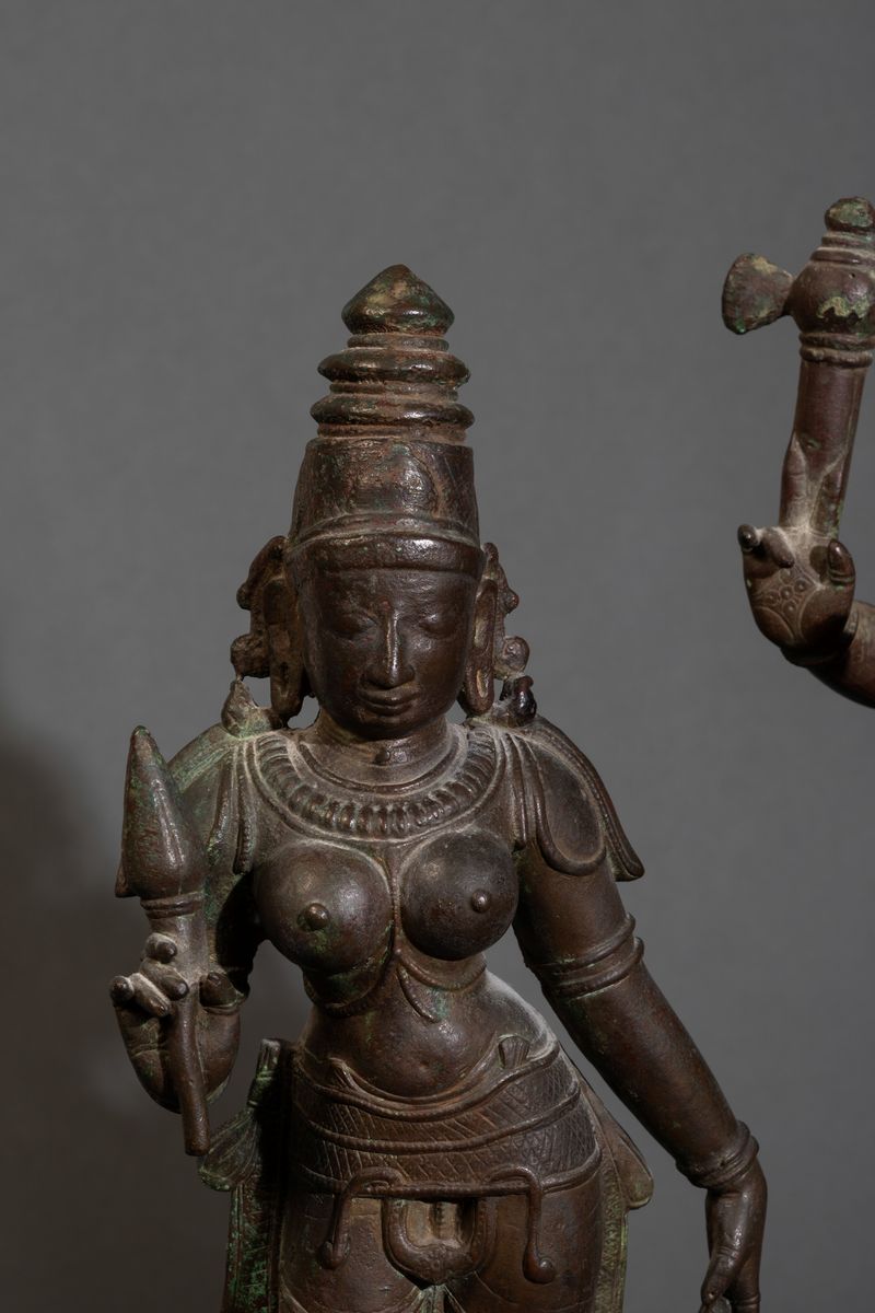 Due Sculture in Bronzo Raffiguranti Parvati e Shiva in Forma di Chandrasekhara, Sud India, Dinast...