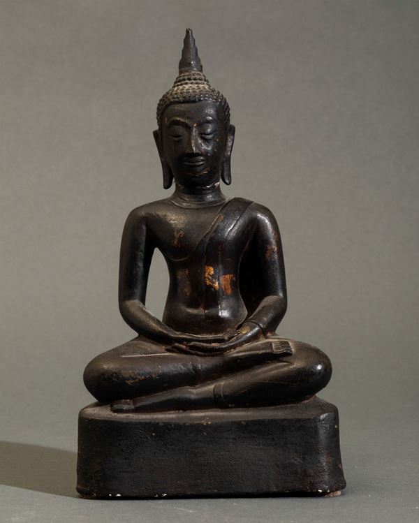 Figura di Buddha Amitayus seduto in stucco, Ayutthaya, XIX secolo