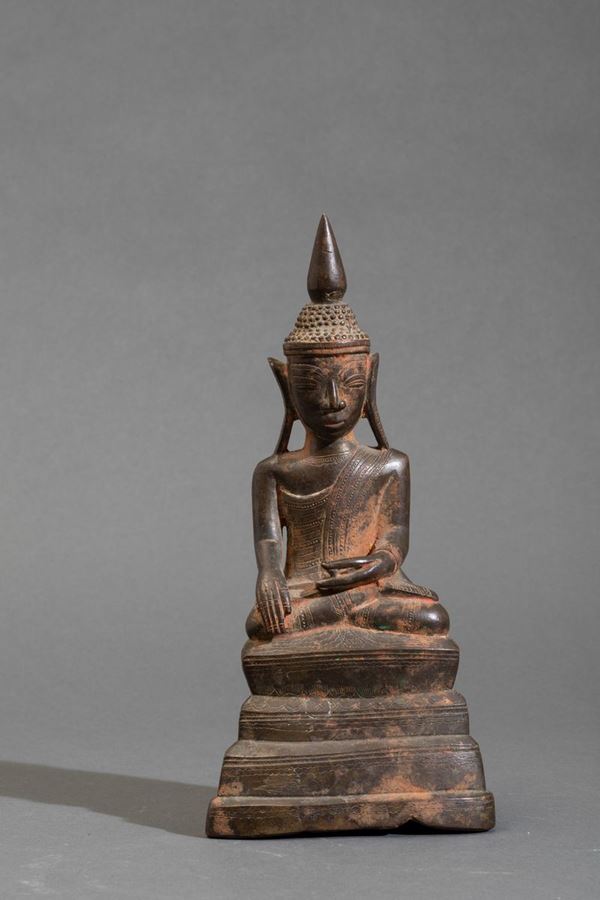 Figura di Buddha Sakyamuni seduto in bronzo, Thailandia, XIX secolo