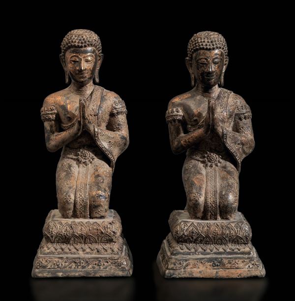 Coppia di sculture in bronzo con tracce di doratura raffiguranti monaci in preghiera, Thailandia, XIX secolo
