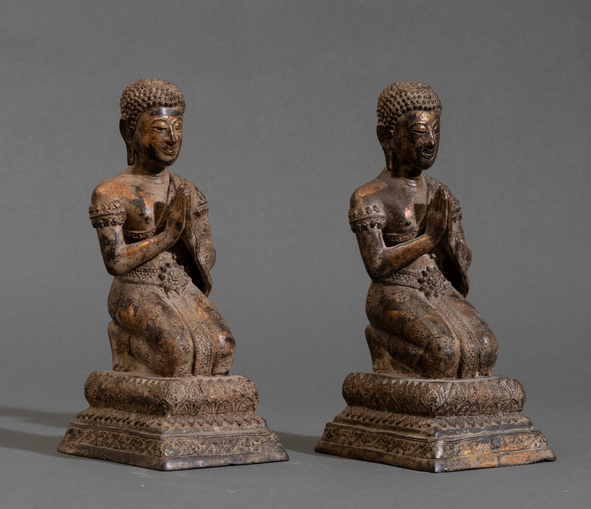 Coppia di Sculture in Bronzo con Tracce di Doratura Raffiguranti Monaci in Preghiera, Thailandia,...