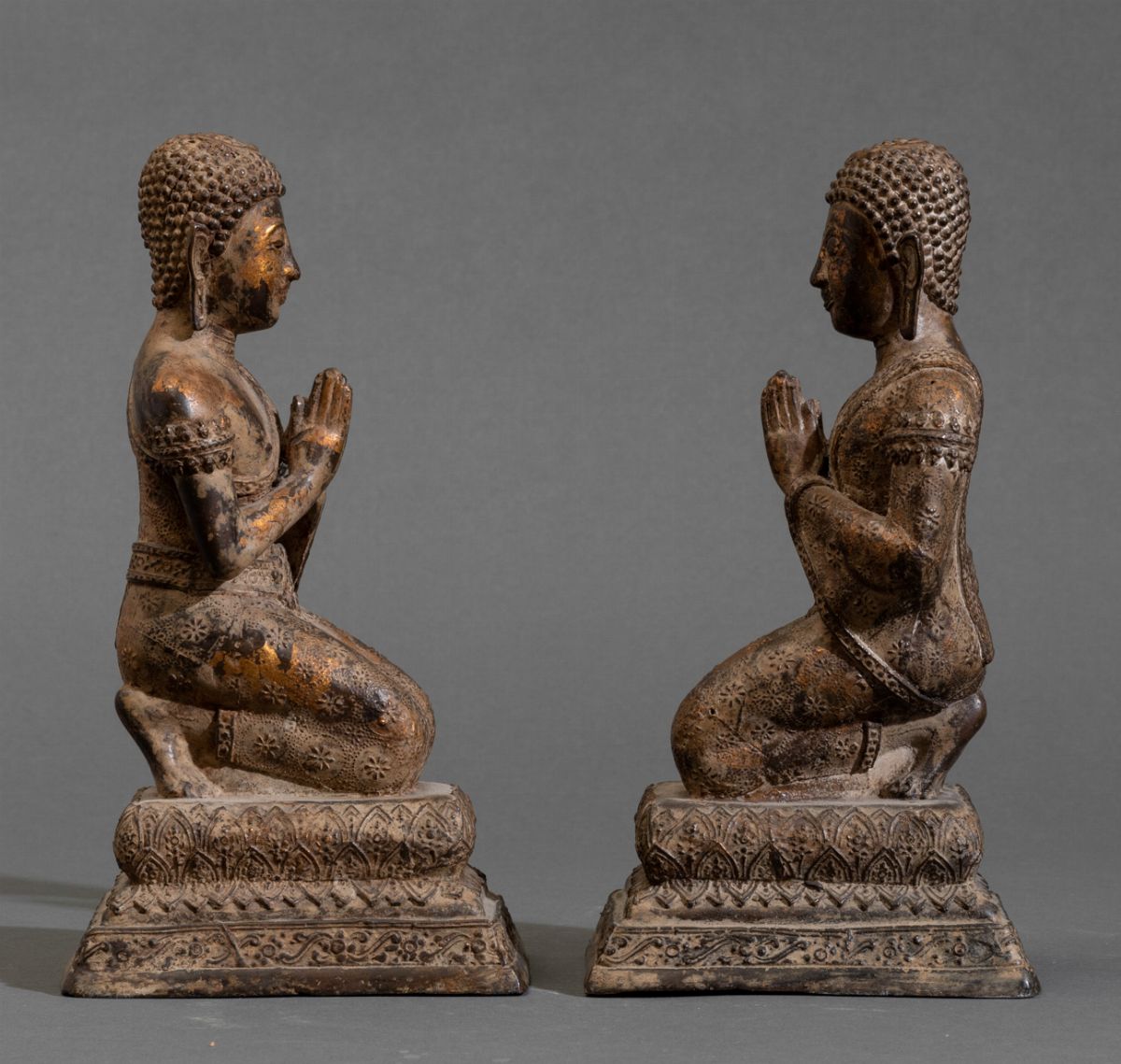 Coppia di Sculture in Bronzo con Tracce di Doratura Raffiguranti Monaci in Preghiera, Thailandia,...