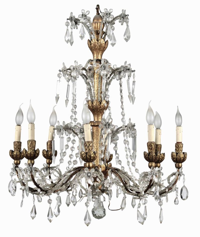 Lampadario a otto bracci in legno intagliato, dorato e cristalli, XIX secolo  - Auction Antiques - Time Auction - Cambi Casa d'Aste