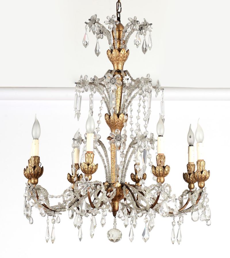 Lampadario a otto bracci in legno intagliato, dorato e cristalli, XIX secolo  - Auction Antiques - Time Auction - Cambi Casa d'Aste
