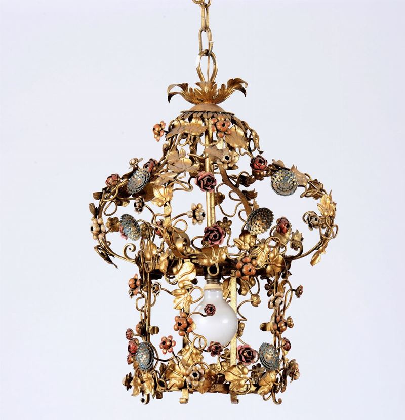 Lampadario in metallo dorato e dipinto, XX secolo  - Asta Antiquariato III - Asta a Tempo - Cambi Casa d'Aste