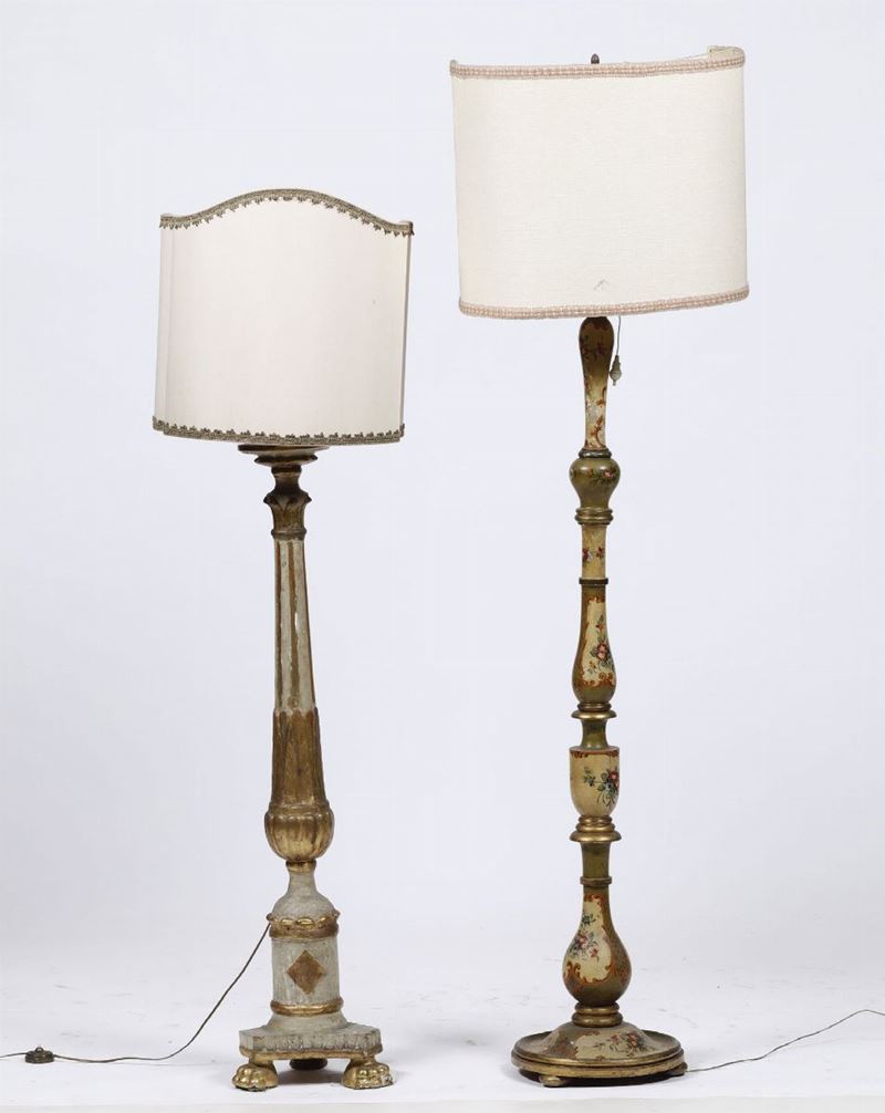 Due lampade da terra diverse in legno intagliato e dipinto, XVIII-XIX secolo  - Auction Antiques III - Timed Auction - Cambi Casa d'Aste