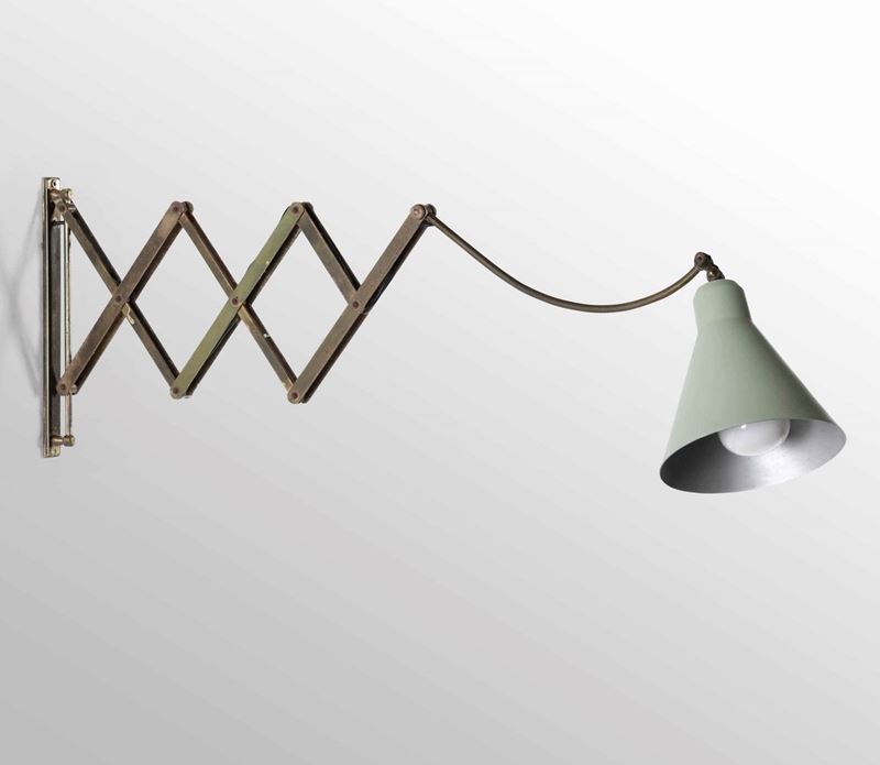 Lampada da parete estensibile ed orientabile con struttura in metallo e diffusore in alluminio laccato.  - Auction Design Lab - Cambi Casa d'Aste