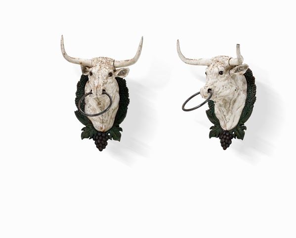 Due teste di toro in metallo dipinto, Italia, inizio XX secolo