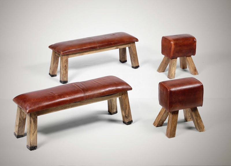 Due panchette e due pouf con struttura in legno e rivestimento in pelle.  - Auction Design Lab - Cambi Casa d'Aste
