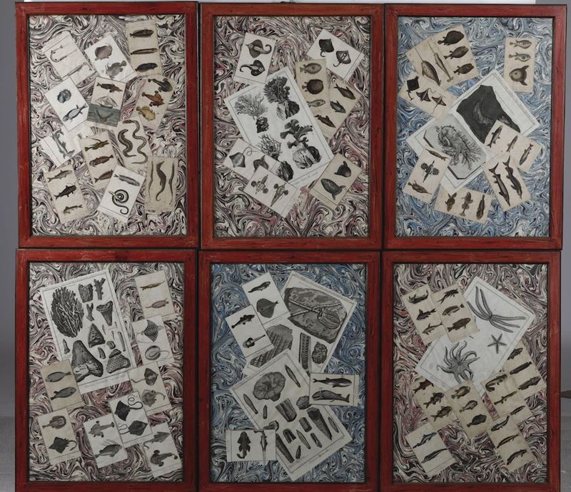 Sei collages su uno sfondo di carta marmorizzata, decorata a mano, utilizzando stampe tratte da edizioni dei secoli XVIII e XIX  - Auction Out of Ordinary - Cambi Casa d'Aste