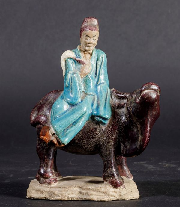 Figura di saggio seduto su bue in terracotta policroma, Cina, Dinastia Qing, epoca Qianlong (1736-1796)