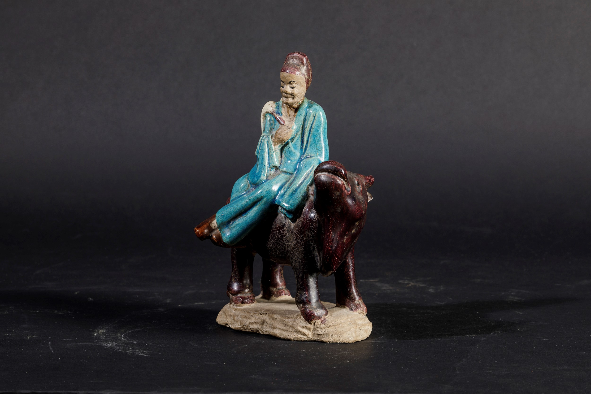 Figura di Saggio Seduto su Bue in Terracotta Policroma, Cina, Dinastia Qing, Epoca Qianlong (1736...