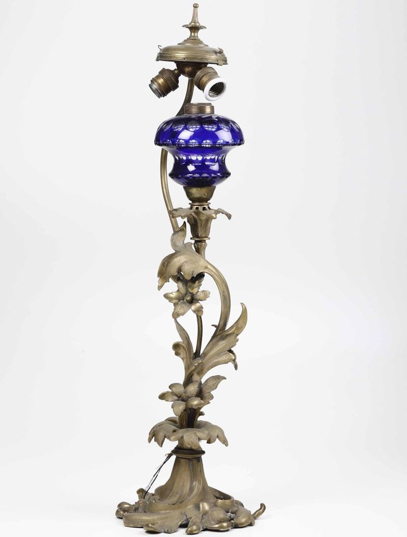 Lampada in bronzo dorato e vetro blu cobalto, XX secolo  - Asta Antiquariato III - Asta a Tempo - Cambi Casa d'Aste