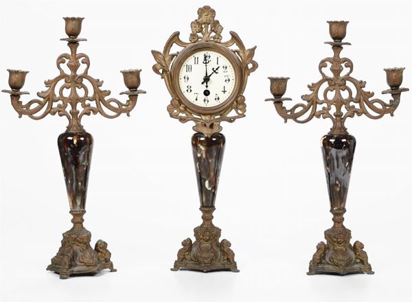 Trittico da camino in bronzo composto da orologio e coppia di candelabri, XX secolo
