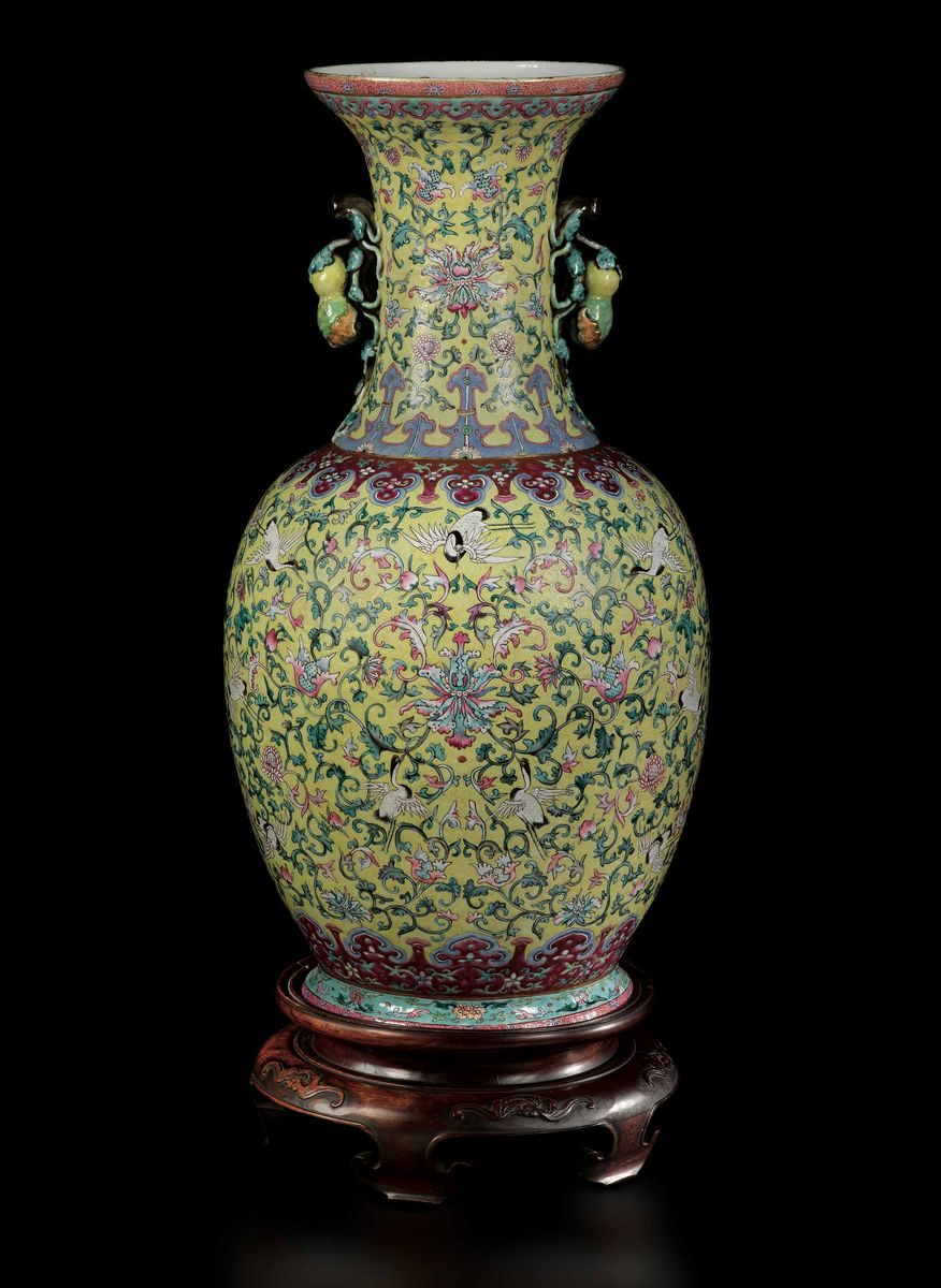 Grande Vaso in Porcellana a Smalti Policromi a Fondo Giallo con Decoro di Cicogne e Anse a Doppia...