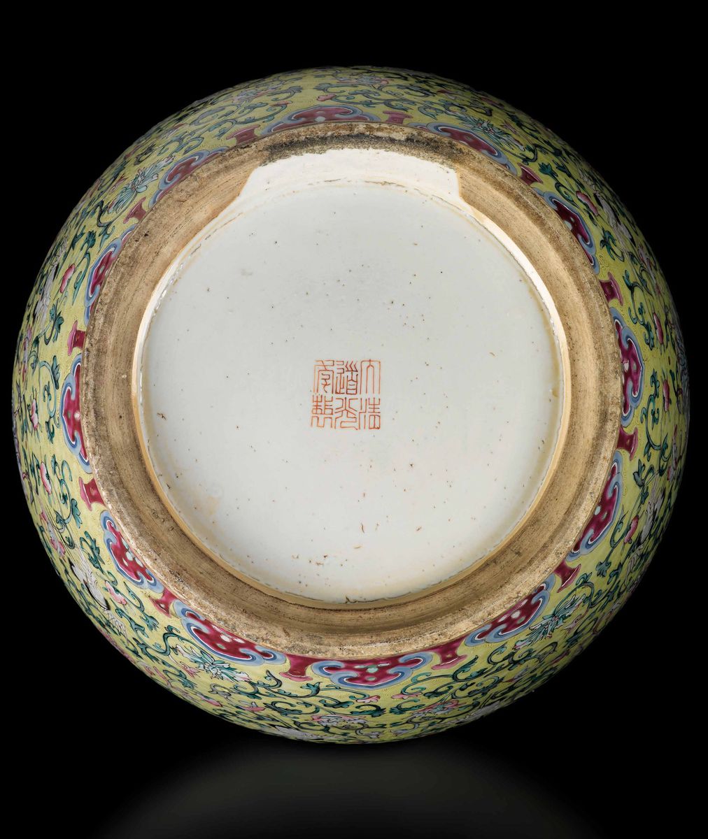 Grande Vaso in Porcellana a Smalti Policromi a Fondo Giallo con Decoro di Cicogne e Anse a Doppia...
