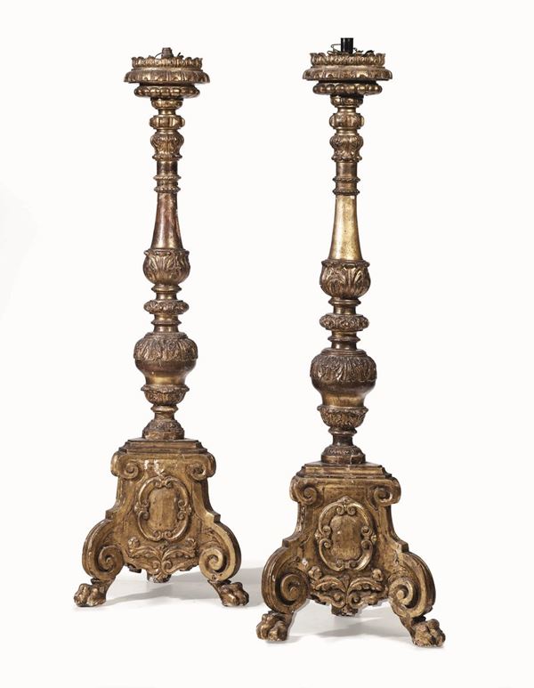 Coppia di grandi torciere in legno intagliato e dorato. Italia centrale, XVIII secolo