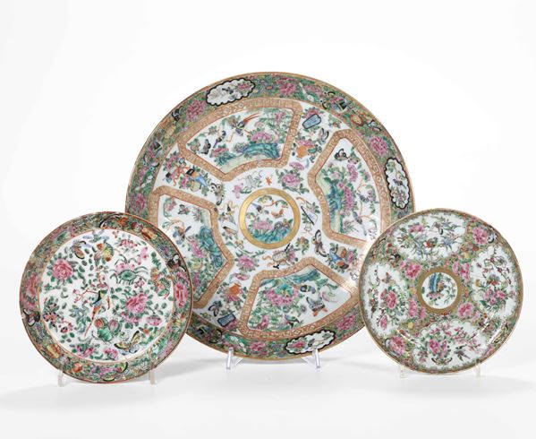 Lotto composto da tre piatti diversi in porcellana Famiglia Rosa con decori floreali e soggetti naturalistici entro riserve, Cina, Canton, Dinastia Qing, XIX secolo
