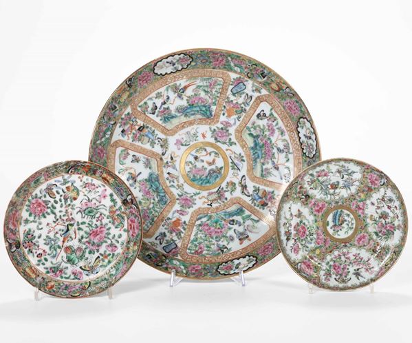 Lotto composto da tre piatti diversi in porcellana Canton a smalti policromi, Cina, Dinastia Qing, XIX secolo