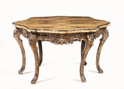 Tavolo in Legno Intagliato e Dorato con Piano in Marmo Giallo di Siena. XIX Secolo (alcuni Elemen...
