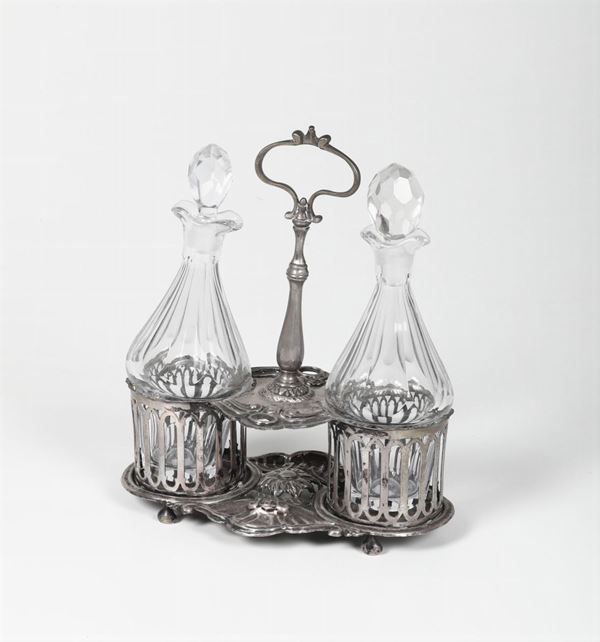 Oliera in argento sbalzato, cesellato e traforato; ampolle in vetro incolore. Venezia, inizio del XVIII secolo. Bolli non identificati.