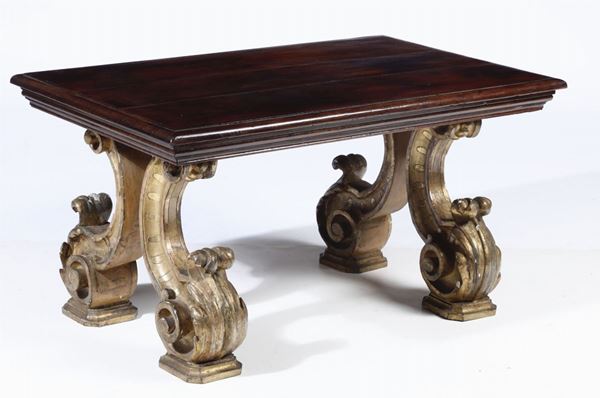 Tavolino basso con piano in noce e sostegni in legno intagliato e dorato. Roma, elementi antichi