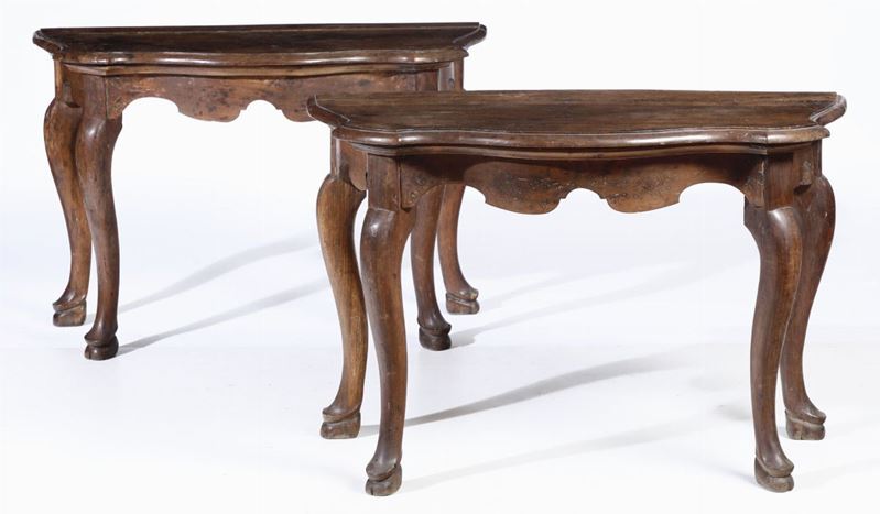 Coppia di tavoli da parete in noce. Italia centrale  XVIII secolo  - Auction Antiques II - Timed Auction - Cambi Casa d'Aste