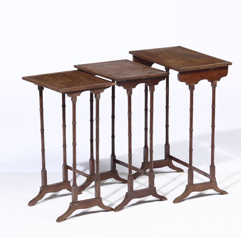Tavolino a nido in legno chiaro. Inghilterra, fine XIX secolo  - Auction Antiques II - Timed Auction - Cambi Casa d'Aste