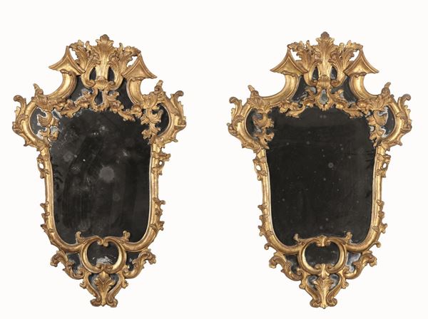 Coppia di specchiere in legno dorato e intagliato. XVIII secolo