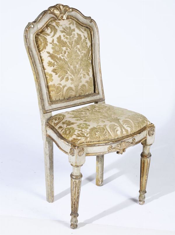 Sedia in legno intagliato, laccato e dorato. Italia centrale XVIII secolo
