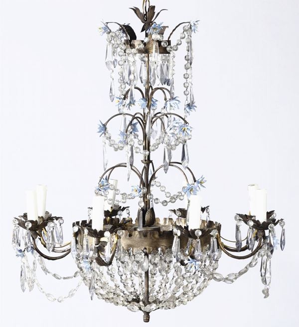Lampadario a otto luci in metallo e cristalli, XIX secolo