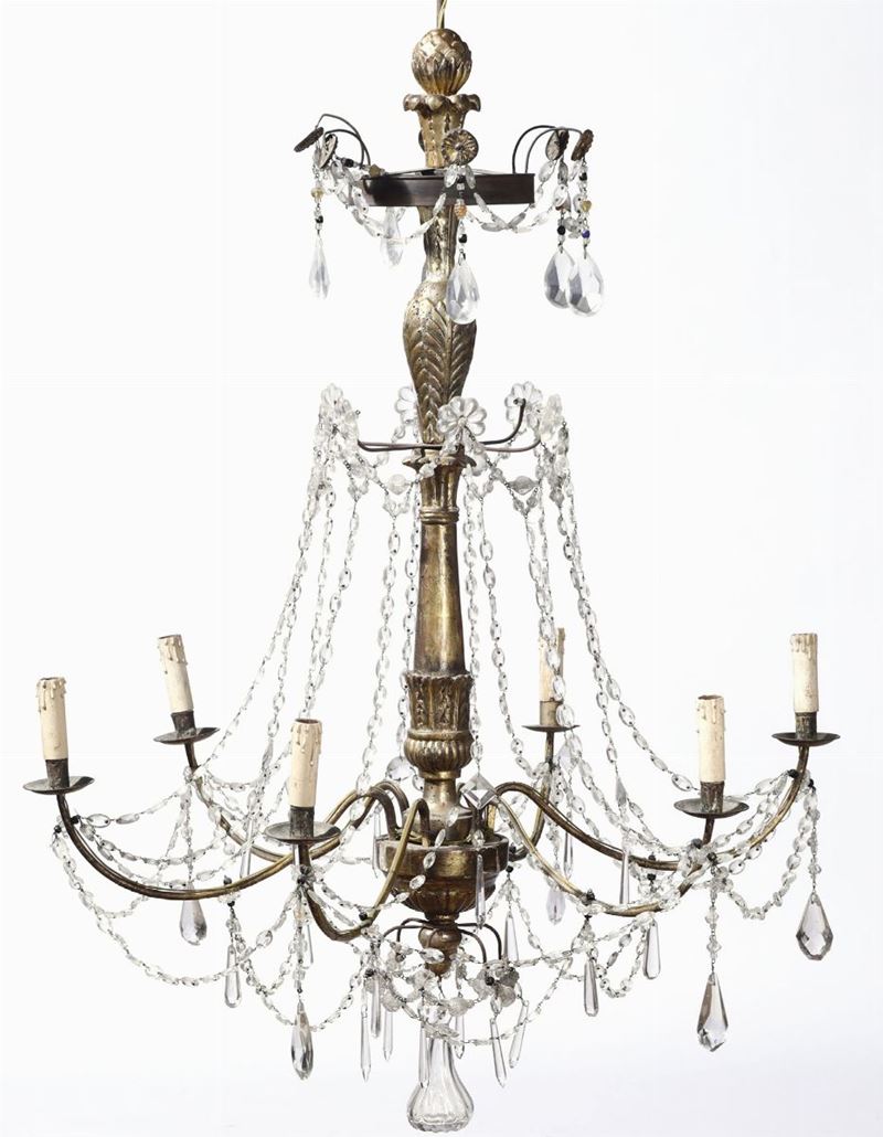 Grande lampadario a sei bracci con fusto in legno intagliato e dorato e cristalli, XIX secolo  - Asta Antiquariato II - Asta a Tempo - Cambi Casa d'Aste