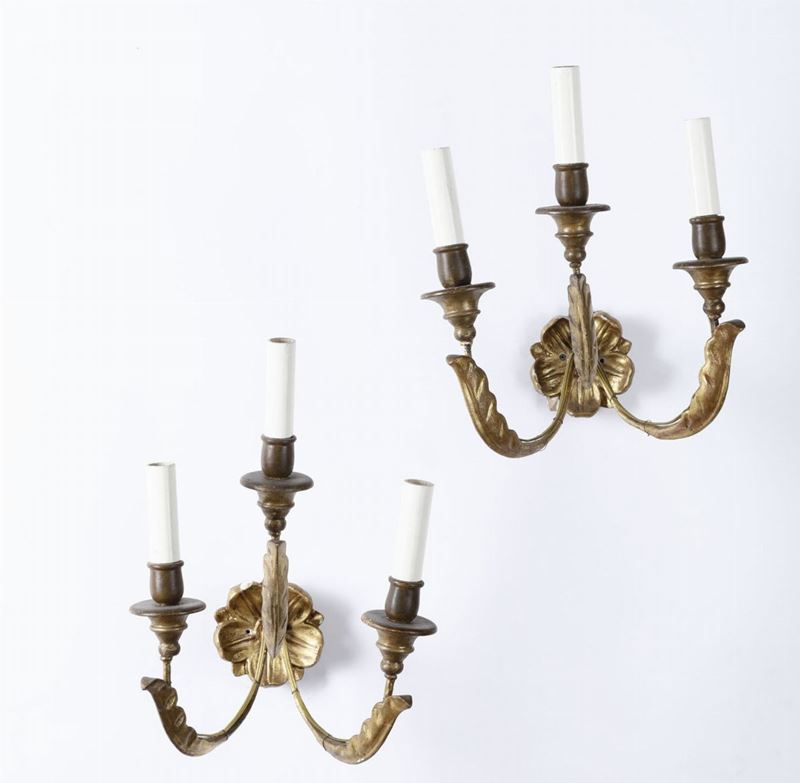 Coppia di appliques a tre luci in legno intagliato e dorato, XVIII secolo  - Asta Antiquariato III - Asta a Tempo - Cambi Casa d'Aste