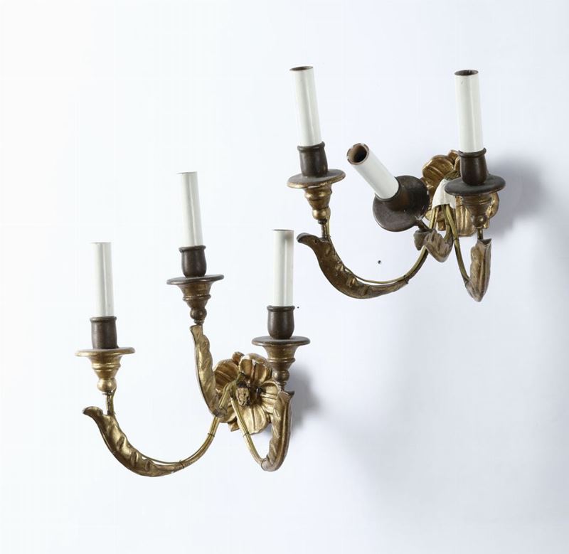 Coppia di appliques a tre luci in legno intagliato e dorato, XVIII secolo  - Auction Antiques II - Timed Auction - Cambi Casa d'Aste