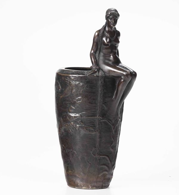 Vaso in bronzo con figura femminile