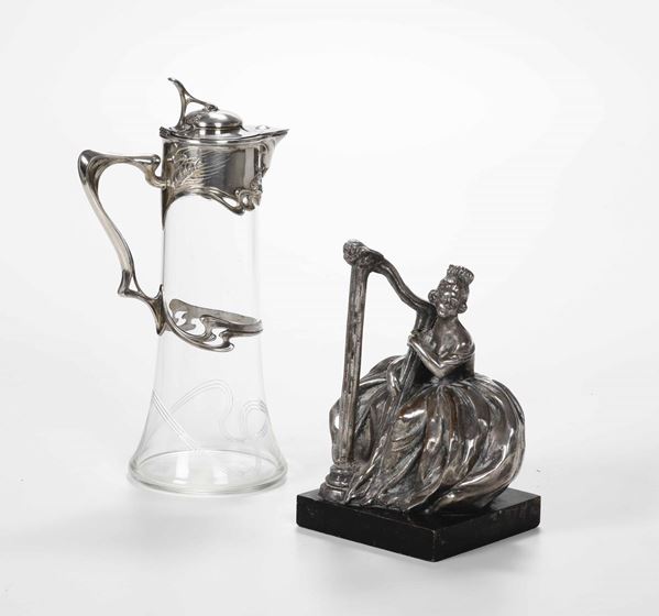 Statuina femminile con arpa in metallo e bottiglia cristallo e metallo