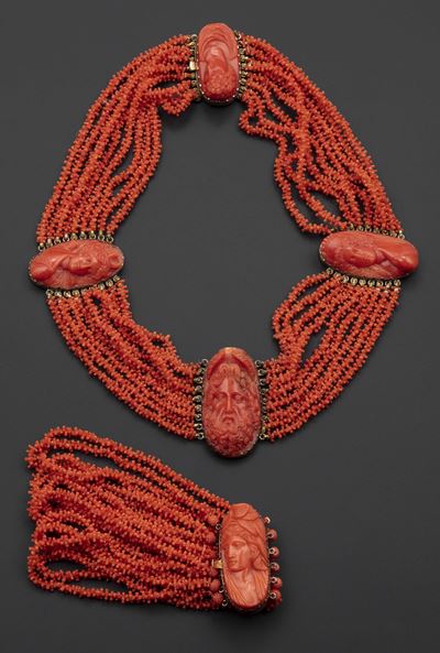 Demi-parure, girocollo e bracciale con fili di corallo e cammei di corallo