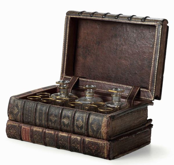 Custodia porta liquori a finto libro. Legno, pelle impressa, vetro molato e dorato. Italia XIX - XX secolo