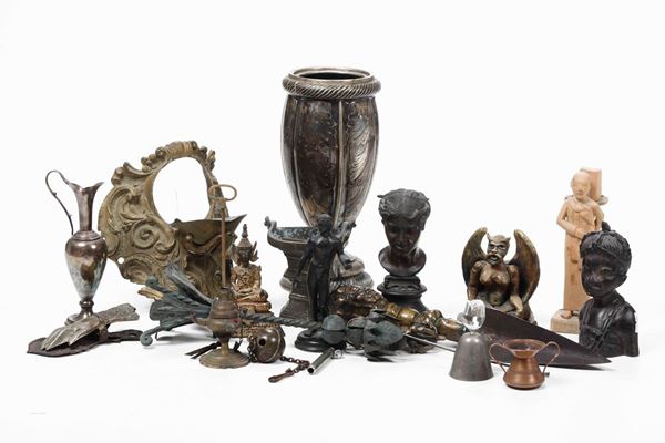 Lotto di oggetti in bronzo e metallo
