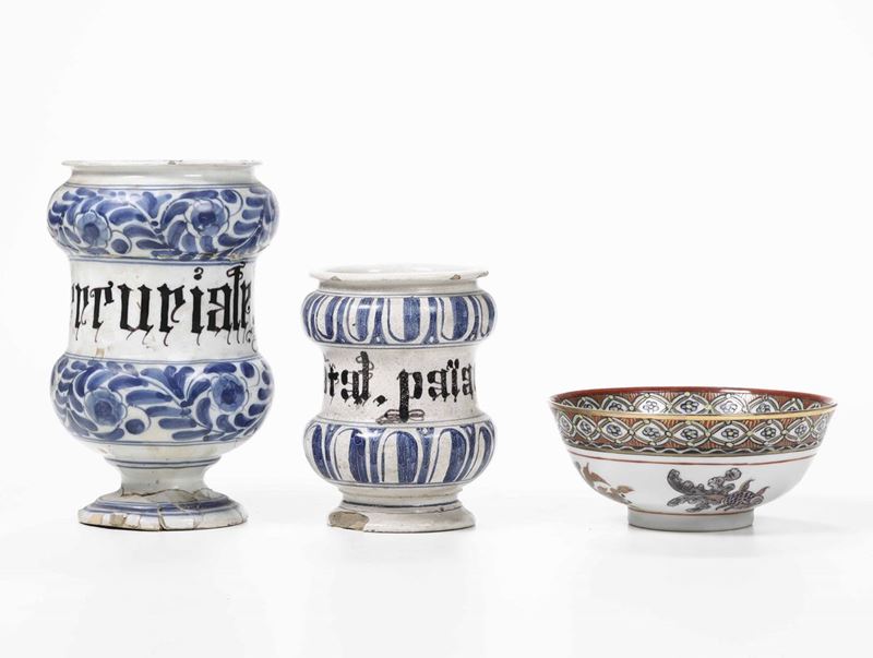 Due albarelli e una ciotola Italia e Cina, XVIII e XIX-XX secolo  - Auction Ceramics - Timed Auction - Cambi Casa d'Aste