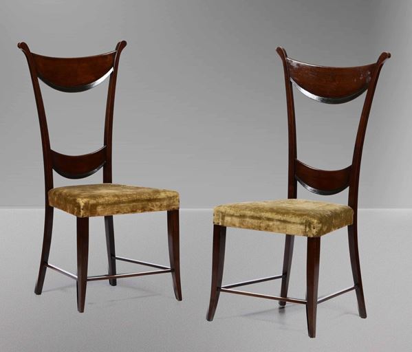 Due sedie con struttura in legno e seduta con rivestimento in tessuto.